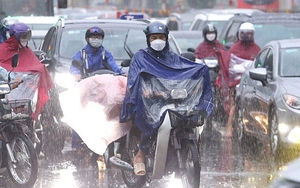 Hà Nội mưa lớn từ sáng sớm, đường về quê của người dân gặp muôn vàn khó khăn