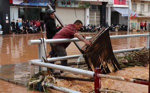 Hình ảnh người dân Đà Lạt bì bõm lội nước để dọn nhà sau cơn mưa lớn bất ngờ
