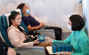 Hành khách nhận quà trung thu bất ngờ từ Vietnam Airlines và Animals Asia