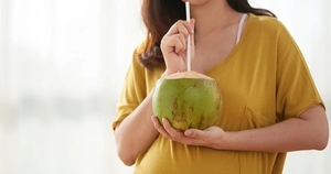 Mẹ bầu đua nhau uống nước dừa để sinh con trắng trẻo: Chuyên gia nói gì?
