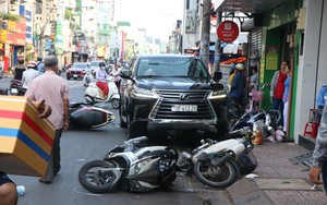 TP.HCM: Ô tô &quot;điên&quot; đâm hàng loạt xe máy, xe đạp, nhiều người bị thương 