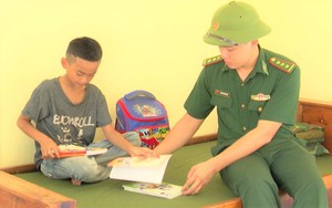 Bộ đội Biên phòng Hà Tĩnh cùng nâng bước học sinh nghèo khó vùng biên