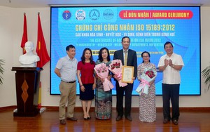 Bệnh viện T.Ư Huế đón nhận chứng chỉ ISO 15189:2012 cho các khoa Hóa sinh, Huyết học và Vi sinh 