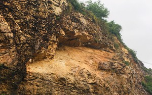Đề xuất dùng hệ neo khoan cấy trong núi đá kết hợp lưới thép để xử lý sạt lở núi Bà Hoả