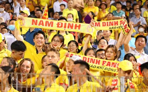 CĐV Nam Định "nhuộm vàng" sân Hàng Đẫy, nhiệt huyết tiếp lửa đội nhà