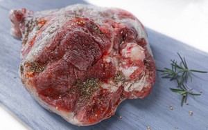 Thịt lấy ra từ tủ lạnh đông cứng như đá, dùng 2 thứ này thịt mềm ngay không tốn thời gian