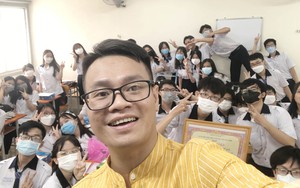 Thầy giáo trẻ &quot;mở liveshow&quot; thơ Xuân Quỳnh trong lớp học: &quot;Nhà thơ luôn là thần tượng của đời tôi&quot;