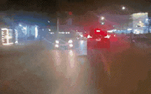 Clip NÓNG 24h: Tài xế ô tô con liên tục đi sai làn đường giữa phố Vinh gây bức xúc