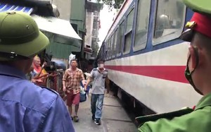 Chụp ảnh phố cà phê đường tàu Hà Nội, người đàn ông nước ngoài bị hất văng
