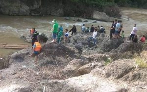 Điện Biên: Hai trẻ em mất tích do trượt chân ngã xuống suối 