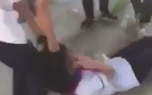 Một nữ sinh lớp 8 bị bạn cùng trường đánh đập, túm tóc kéo lê tàn nhẫn