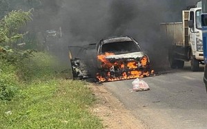 Xe ô tô bị cháy rụi khi dừng trên quốc lộ để sửa chữa