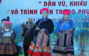 500 người tham gia thi dân vũ, khiêu vũ và trình diễn trang phục dân tộc miền cao nguyên trắng Bắc Hà
