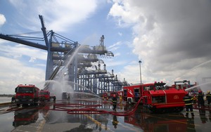 TP.HCM: Diễn tập chữa cháy tàu container 25.000 tấn