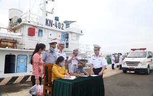 Khánh Hòa: Bàn giao ngư dân đang hành nghề lưới vây bị gặp nạn trên biển