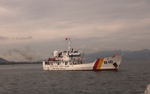Khánh Hòa: Tàu kiểm ngư cơ động đưa ngư dân phát bệnh khi đang đi biển vào đất liền điều trị