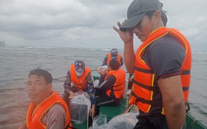 Tàu Trường Sa 12 hỗ trợ tàu cá Bình Định và ngư dân bị mắc cạn
