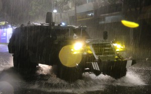 Đường phố Đà Nẵng vắng vẻ, xe thiết giáp chạy xuyên đêm trước giờ bão Noru đổ bộ