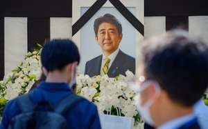 Chùm ảnh quốc tang ông Abe: Hàng nghìn người đến đặt hoa, tiễn biệt cựu Thủ tướng Nhật Bản