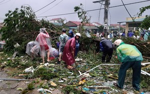 Quảng Trị: Người dân tìm vàng giúp chủ tiệm vàng bị lốc xoáy cuốn bay 