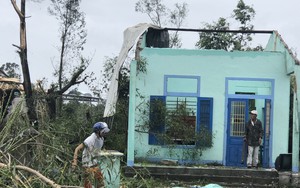 TT-Huế: Nhiều người bị thương, hàng trăm nhà dân tốc mái do bão Noru