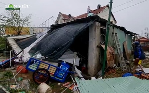 Quảng Nam: Nhiều ngôi nhà bị tốc mái, tôn bay đầy đường, bộ đội Biên phòng giúp người dân gia cố lại nhà cửa