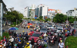 Ngày đầu cấm xe, giao thông quanh cầu vượt Nguyễn Hữu Cảnh ùn ứ nặng