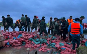 Nghệ An: Vỡ đê kênh thấp Hưng Nguyên, bộ đội, công an dầm mưa xuyên đêm vá lại 