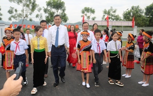   Bí thư Tỉnh ủy Sơn La Nguyễn Hữu Đông đánh trống khai giảng năm học mới tại Trường Tiểu học Tô Hiệu 