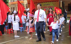 Phó Bí thư Thường trực Tỉnh ủy Sơn La dự khai giảng năm học mới tại Trường Tiểu học Mường Giàng