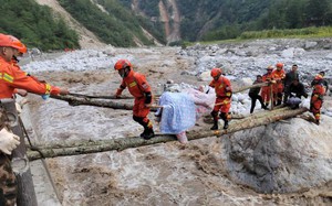 Số người chết trong vụ động đất ở Tứ Xuyên, Trung Quốc tăng vọt, cứu hộ bới đống đổ nát tìm người sống sót