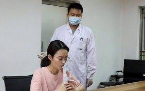 Trung Quốc phê duyệt khẩn cấp vaccine ngừa Covid-19 dạng hít
