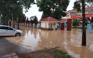 Ngập lụt ở Lâm Đồng sau cơn mưa kéo dài 4 tiếng, học sinh phải vào trường bằng cổng sau