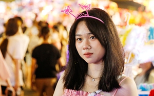Giới trẻ xúng xính lên đồ "sống ảo" ở con phố đẹp nhất Hà Nội dịp Trung thu