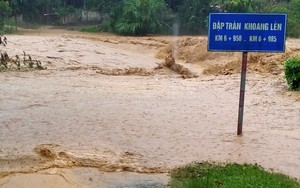 Lũ ống làm chia cắt giao thông, hàng chục hộ dân phải di dời tại Phú Thọ