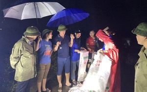 Hà Nội: Nước sông Bùi lên cao, người dân Chương Mỹ trắng đêm đắp bao tải cát ngăn nước tràn vào làng