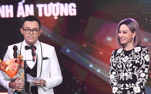 MC Đức Bảo khiến khách mời bật cười khi lôi giấy vợ chuẩn bị sẵn ra đọc lời cảm ơn tại VTV Awards 2022 