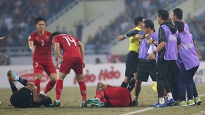 CĐV Đông Nam Á: "Cầu thủ Indonesia chỉ giỏi chơi... Pencak Silat trên sân"