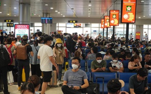 Đi máy bay Tết: Người dân lưu ý cách quét mã QR-Code tra cứu thông tin chuyến bay tại Tân Sơn Nhất