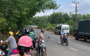 2 thanh niên tử vong trong bụi cỏ sát mương nước, bên cạnh là chiếc xe máy