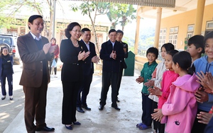Trung ương Hội Nông dân Việt Nam trao quà Tết cho học sinh vùng cao Vân Hồ của Sơn La
