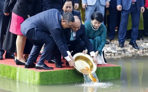 Chủ tịch nước Nguyễn Xuân Phúc cùng kiều bào dâng hương, thả cá chép tiễn ông Công, ông Táo 