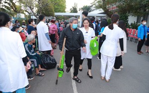 Huế: Hàng trăm bệnh nhân khó khăn được “chuyến xe yêu thương” đưa về quê đón Tết 