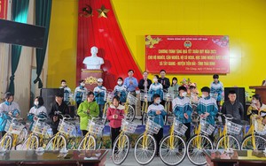 Chủ tịch Trung ương Hội Nông dân Việt Nam Lương Quốc Đoàn tặng quà Tết tại huyện Tiền Hải tỉnh Thái Bình
