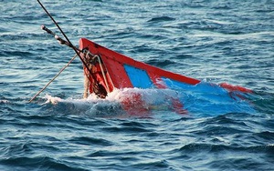 Nỗ lực tìm kiếm 2 người mất tích do bị chìm thuyền ở Đà Nẵng