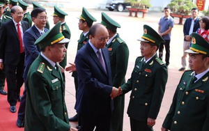 Chủ tịch nước Nguyễn Xuân Phúc thăm, chúc Tết cán bộ, chiến sĩ Bộ đội Biên phòng và công nhân tỉnh Đắk Lắk