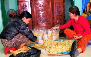 Huế: Làng làm loại mứt có vị cay cay, nồng nồng, thơm thơm đang ngày đêm "đỏ lửa" chạy đua ngày cận Tết