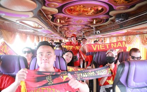 Trước khi đến sân Thammasat, ĐT Việt Nam lại được "tiếp lửa"