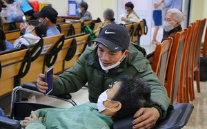 Ấm lòng chuyến xe nghĩa tình đưa bệnh nhân nghèo về quê đón Tết tại Đà Nẵng
