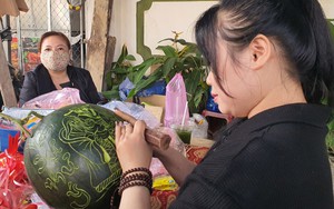 Khánh Hòa: Dưa hấu khắc chữ nghệ thuật tuyệt đẹp vẫn vắng khách